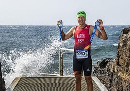 Martín muestra las medallas obtenidas en Pontevedra, mientras se refresca en Arinaga.