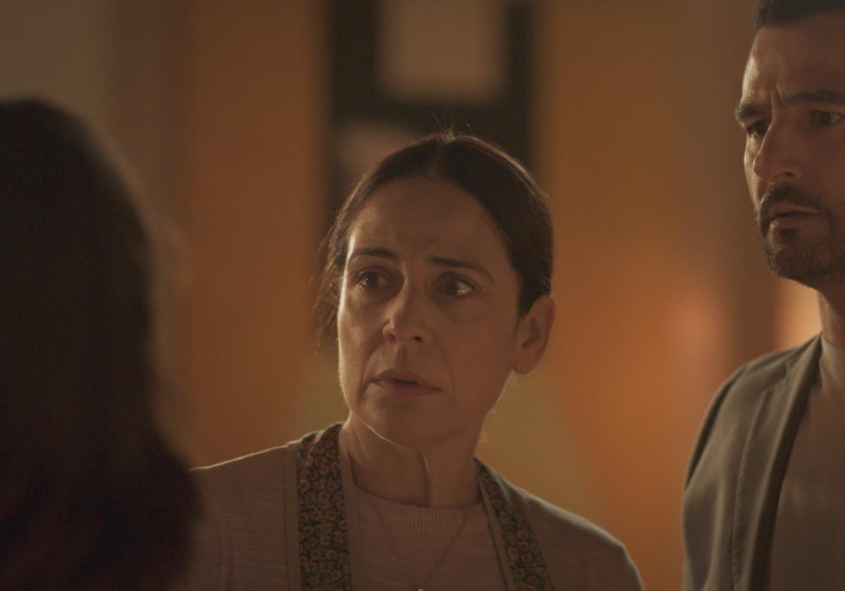 La actriz grancanaria Saida Santana en la piel de Carmen, su personaje en la serie 'La Encrucijada', junto al actor Antonio Velázquez.