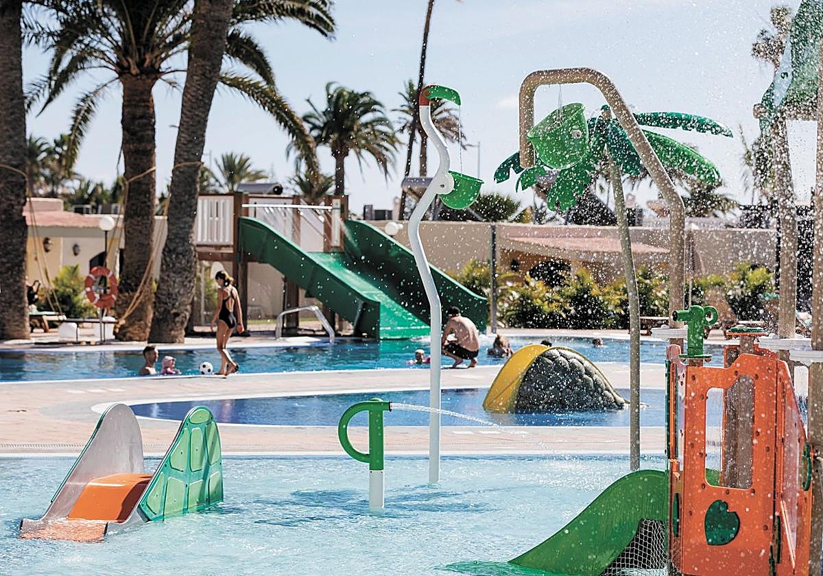Splash zone del hotel HD Parque Cristóbal Gran Canaria, donde los niños disfrutan jugando en el agua al aire libre.