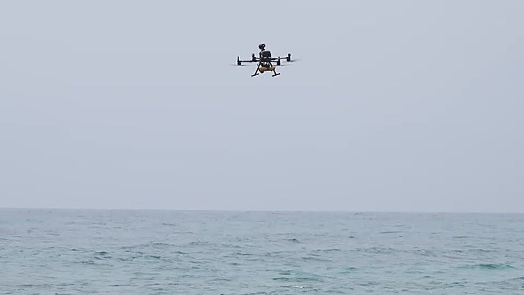 El Gobierno de Canarias presenta en La Oliva un proyecto de rescate en playas con drones