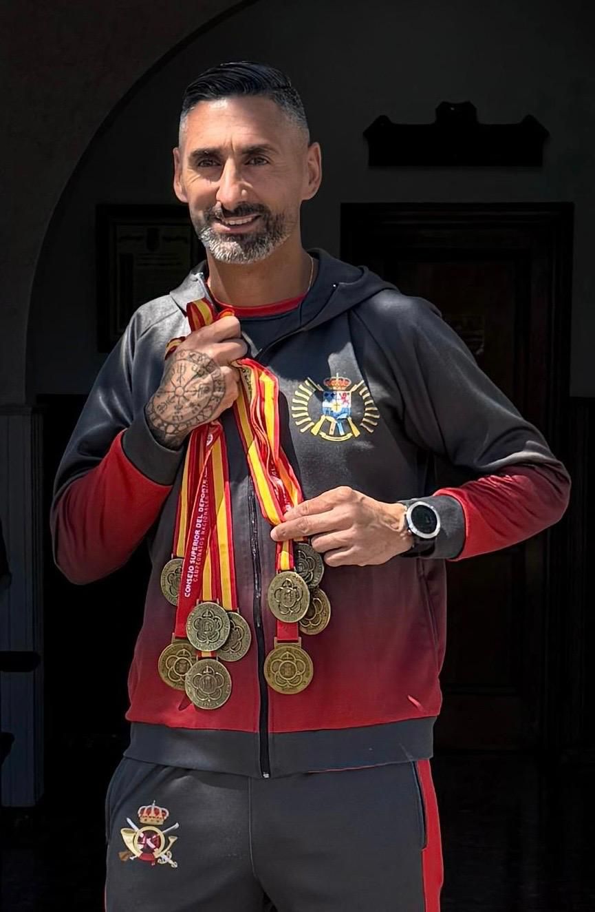 Aday López Abellán reina en el pentatlón militar español. En la imagen posa con sus nueve medallas de oro.