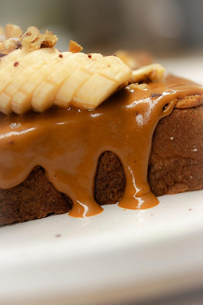 Brioche con mantequilla de maní y plátano