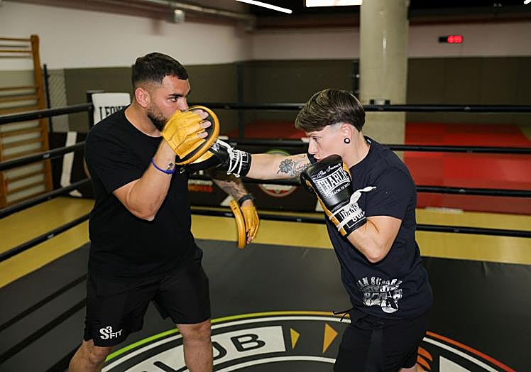 Davinia, lanzando una derecha durante un entrenamiento.