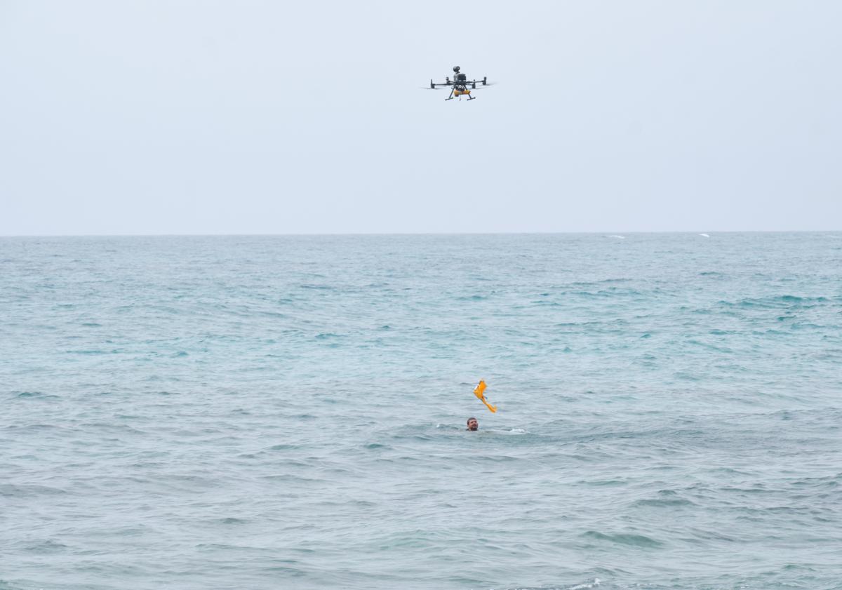 Imagen principal - El dron tendrá su base junto a la caseta de Cruz Roja de las playas de Corralejo.