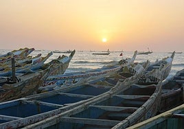 Imagen de archivo de cayucos de pesca en la playa de Kayar (Senegal).