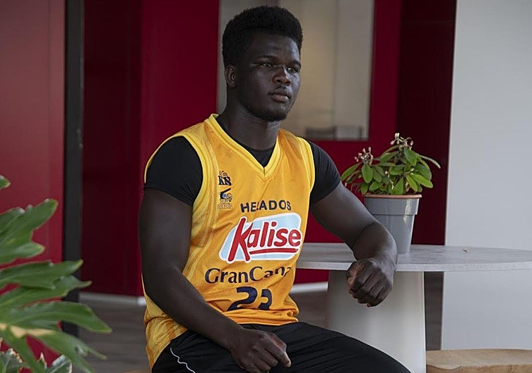 Fallou, chico migrante que reside en Las Palmas de Gran Canaria y llegó en cayuco en 2023.