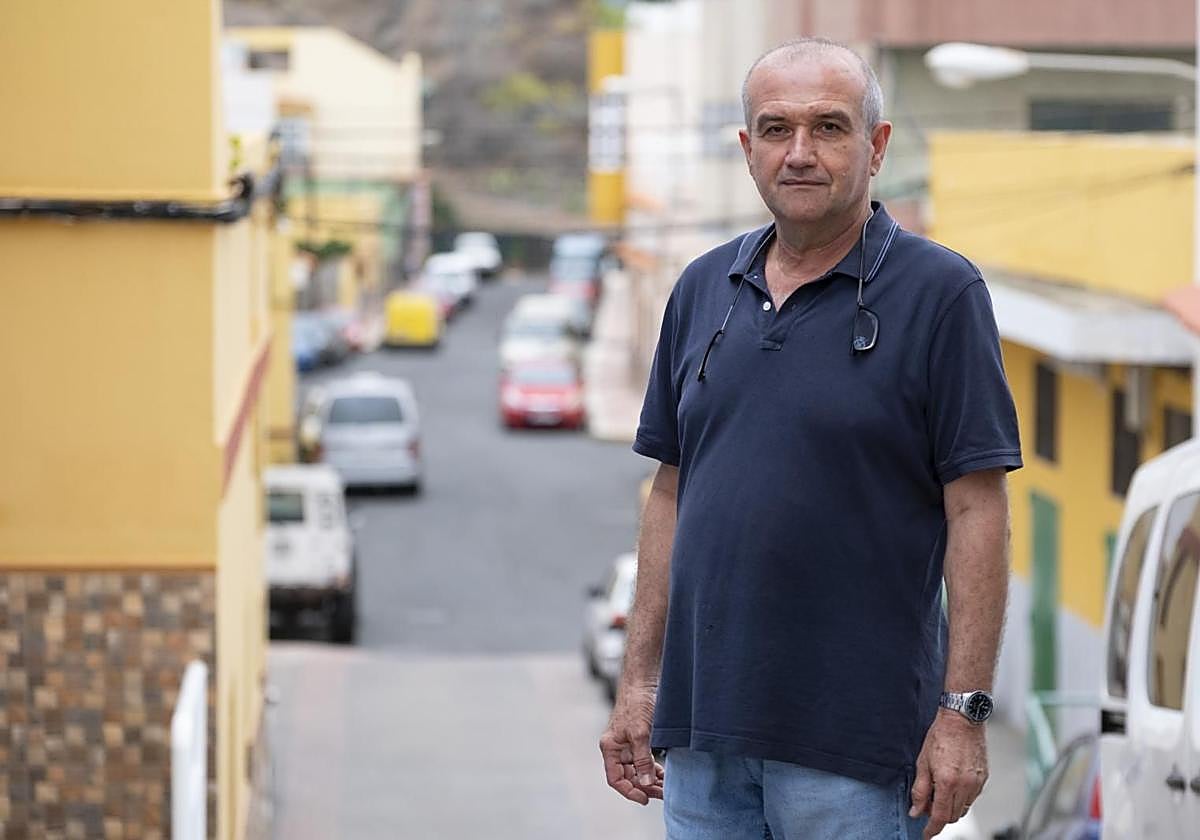 Fernando González posa junto a la plaza Virgen de las Nieves de Marzagán, donde tiene su negocio.