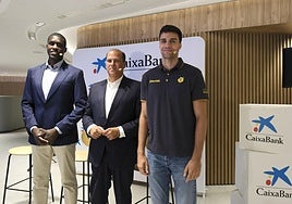 El presidente del Granca, Savané, el director territorial de Caixabank en las islas, Manuel Alfonso, y Alocén.