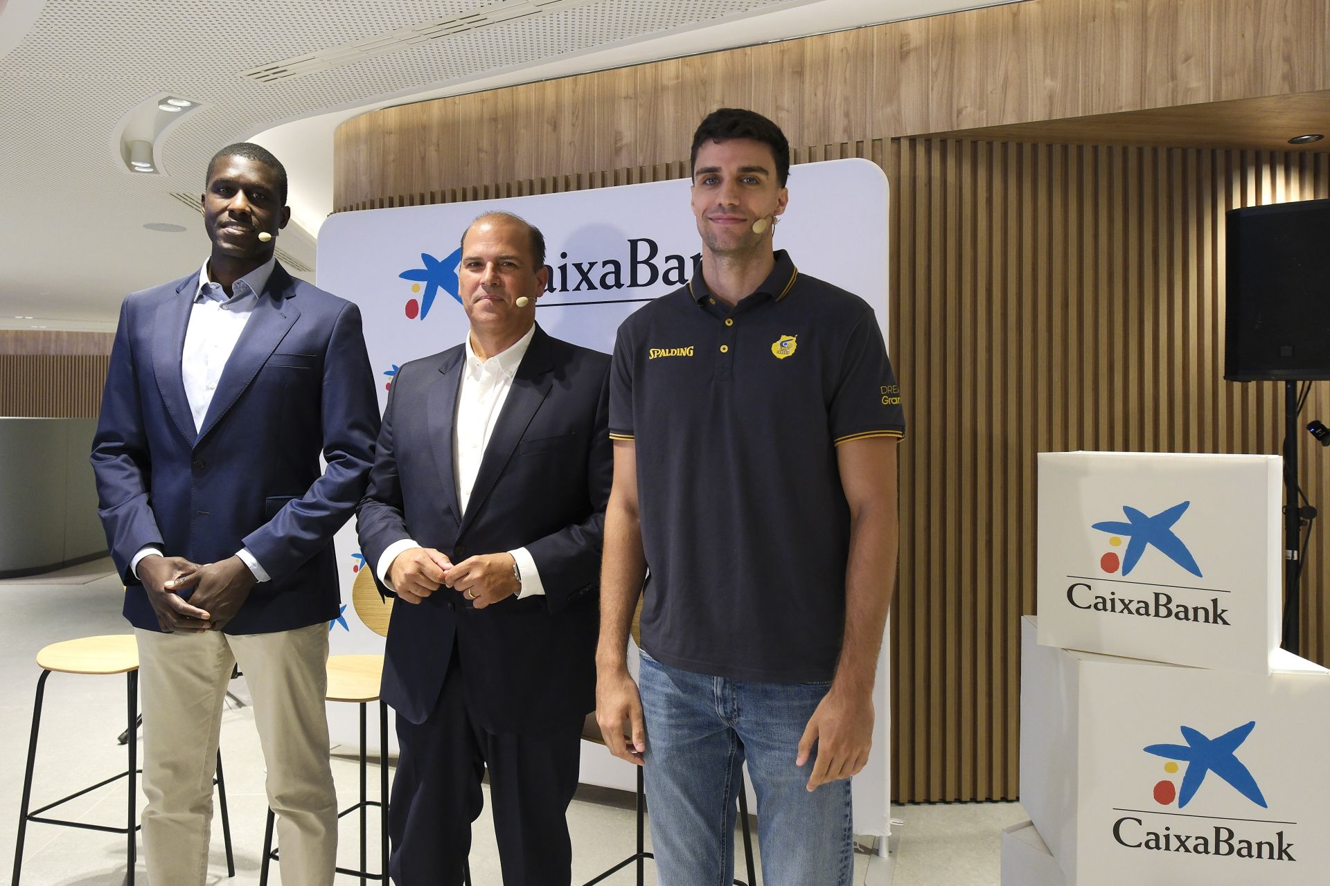 El presidente del Granca, Savané, el director territorial de Caixabank en las islas, Manuel Alfonso, y Alocén.