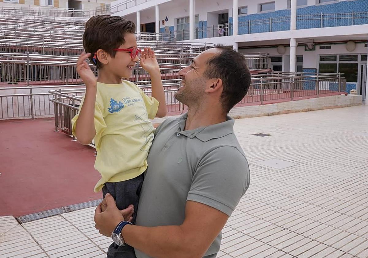 José Pérez y su hijo Eric derrochan complicidad en las instalaciones de San Juan de Dios.