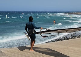 Sol, viento y olas en un playa del sureste de Gran Canaria.