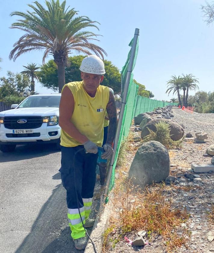 Imagen secundaria 2 - Arriba, recreación de cómo quedará la futura charca de la zona de agua del recorrido biosaludable. Debajo, el agujero practicado ya para esa charca y operario en la Avenida de Neckerman, cuyo asfalto será retirado.