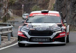Raúl Hernández, a los mandos de su Skoda.