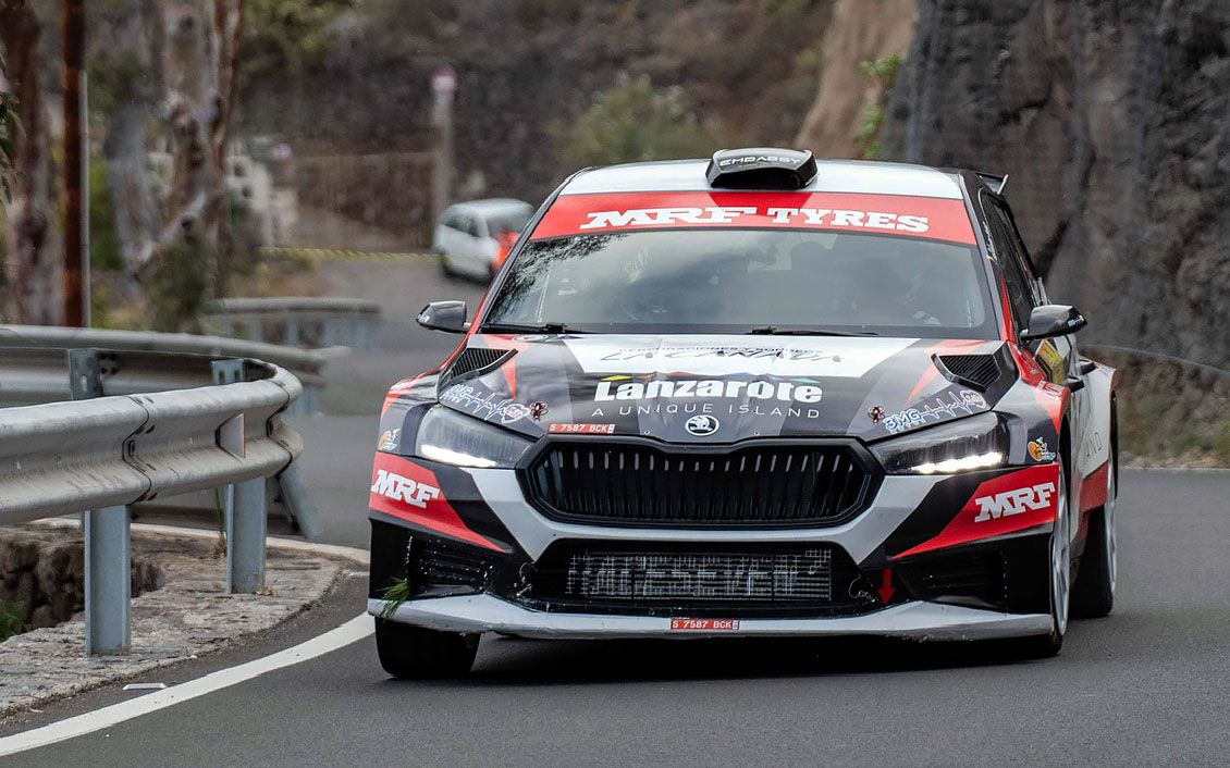 Raúl Hernández, a los mandos de su Skoda.