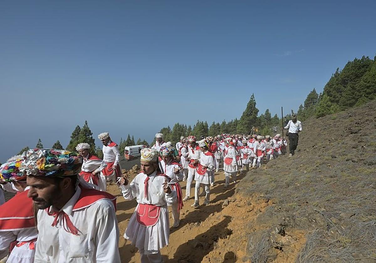 Tambores, chácaras, baile y emoción: las imágenes de la Bajada de El Hierro