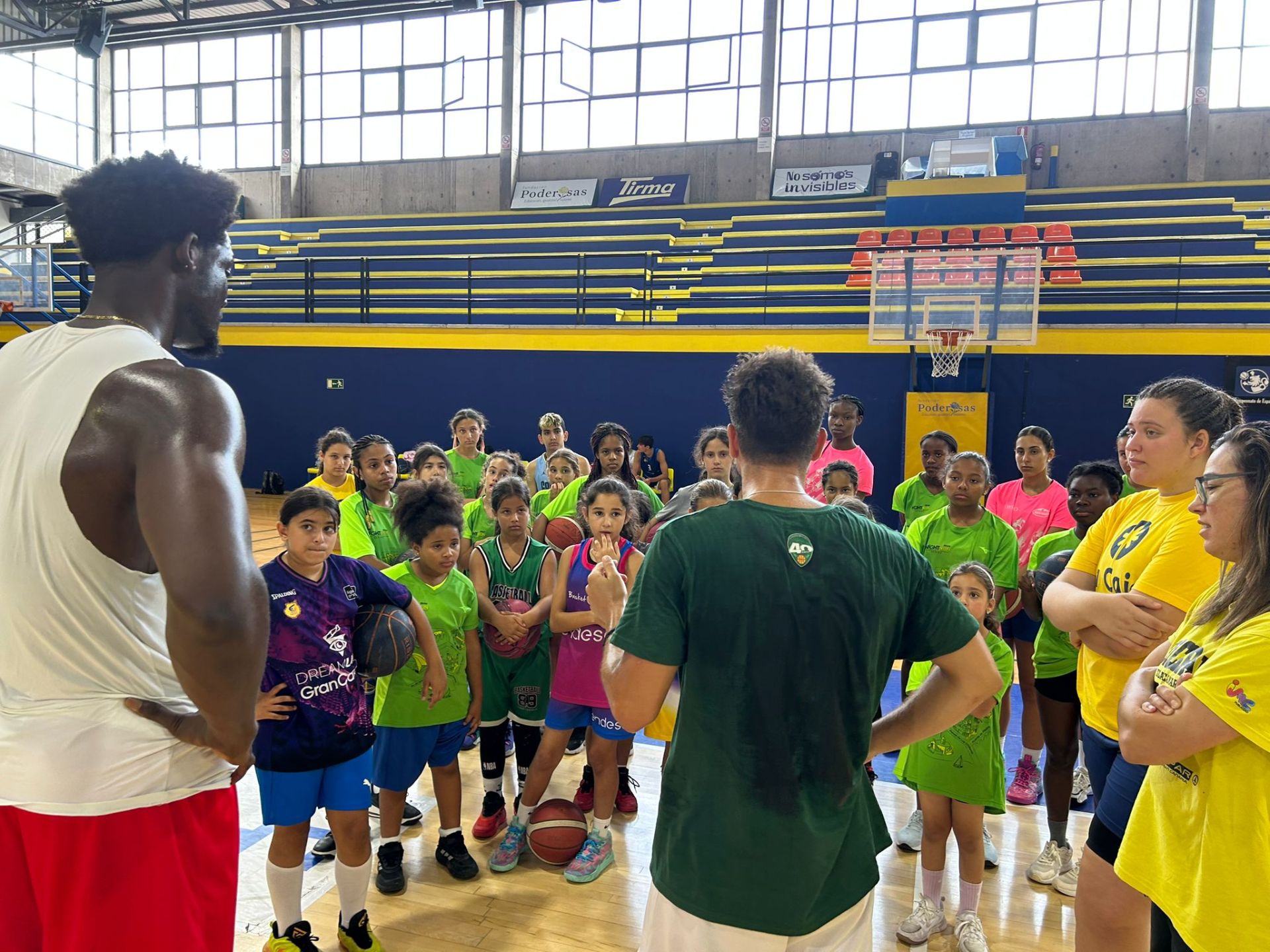 Los más pequeños y pequeñas, expectantes.