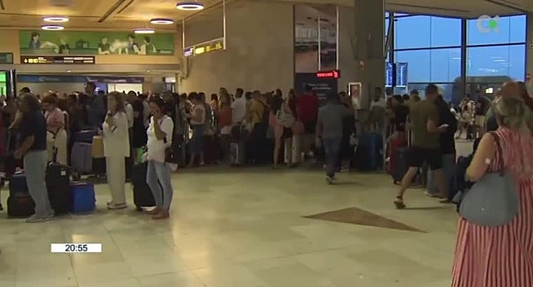 La niebla y el viento en Los Rodeos siembran el caos aéreo en Canarias