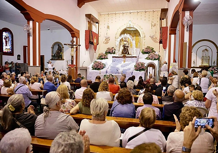 La imagen de la Virgen del Carmen bajando del camarín.