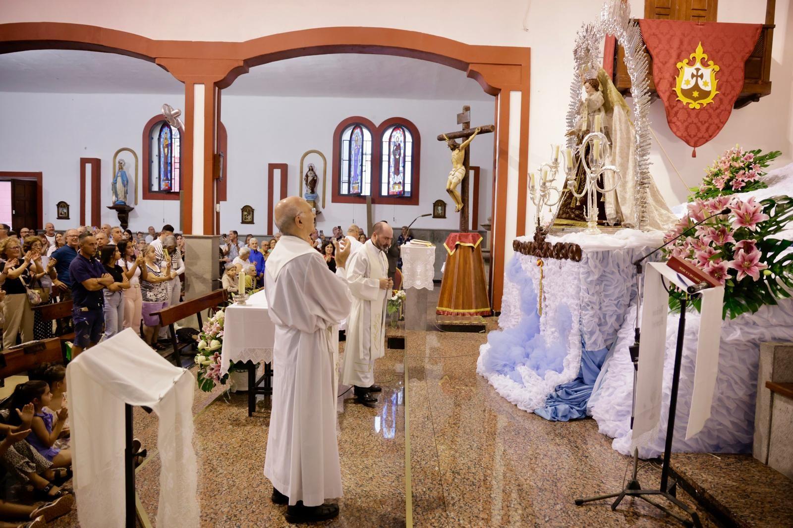 La Isleta baja a la Virgen del Carmen de su camarín
