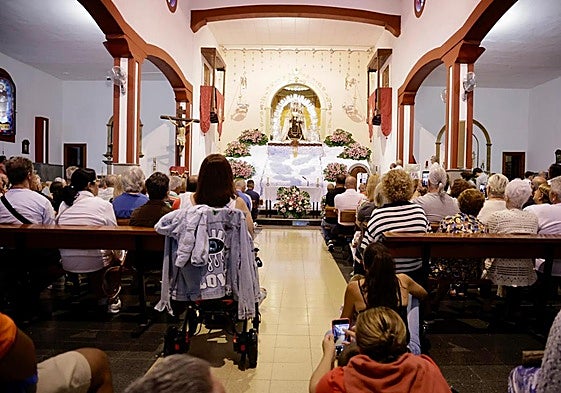 La Isleta baja a la Virgen del Carmen de su camarín