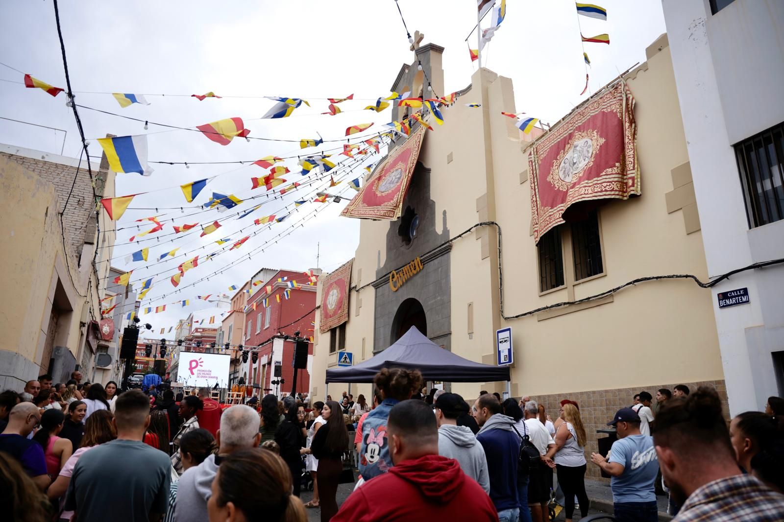 La Isleta baja a la Virgen del Carmen de su camarín