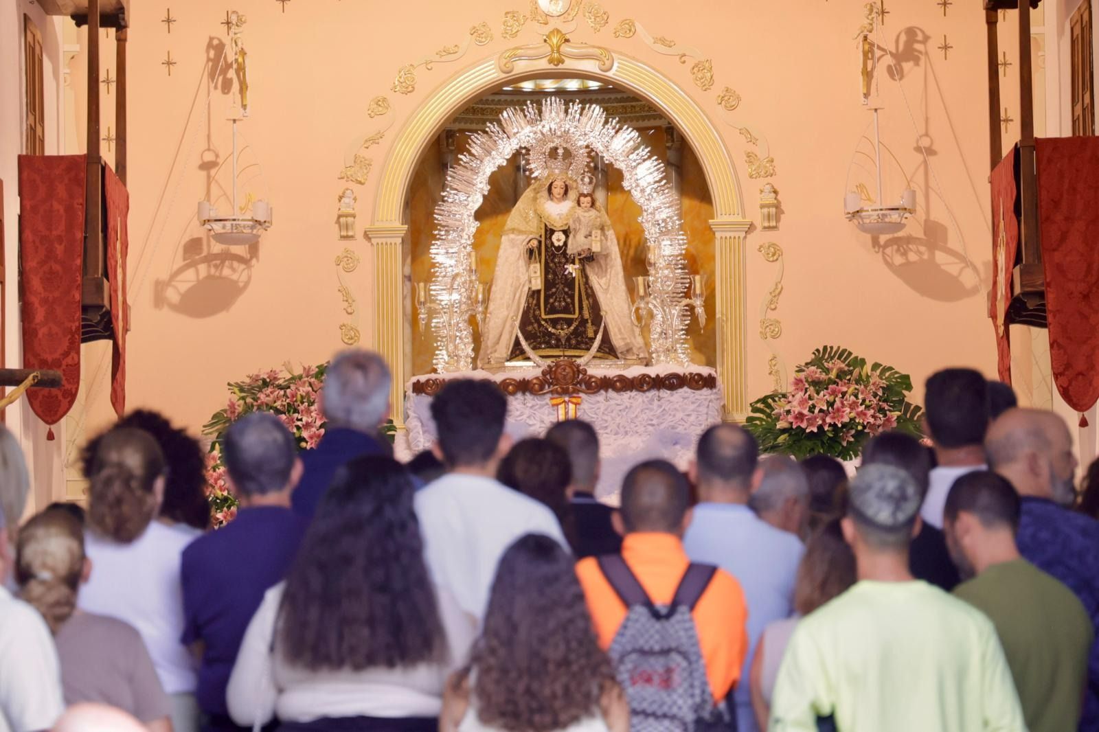 La Isleta baja a la Virgen del Carmen de su camarín