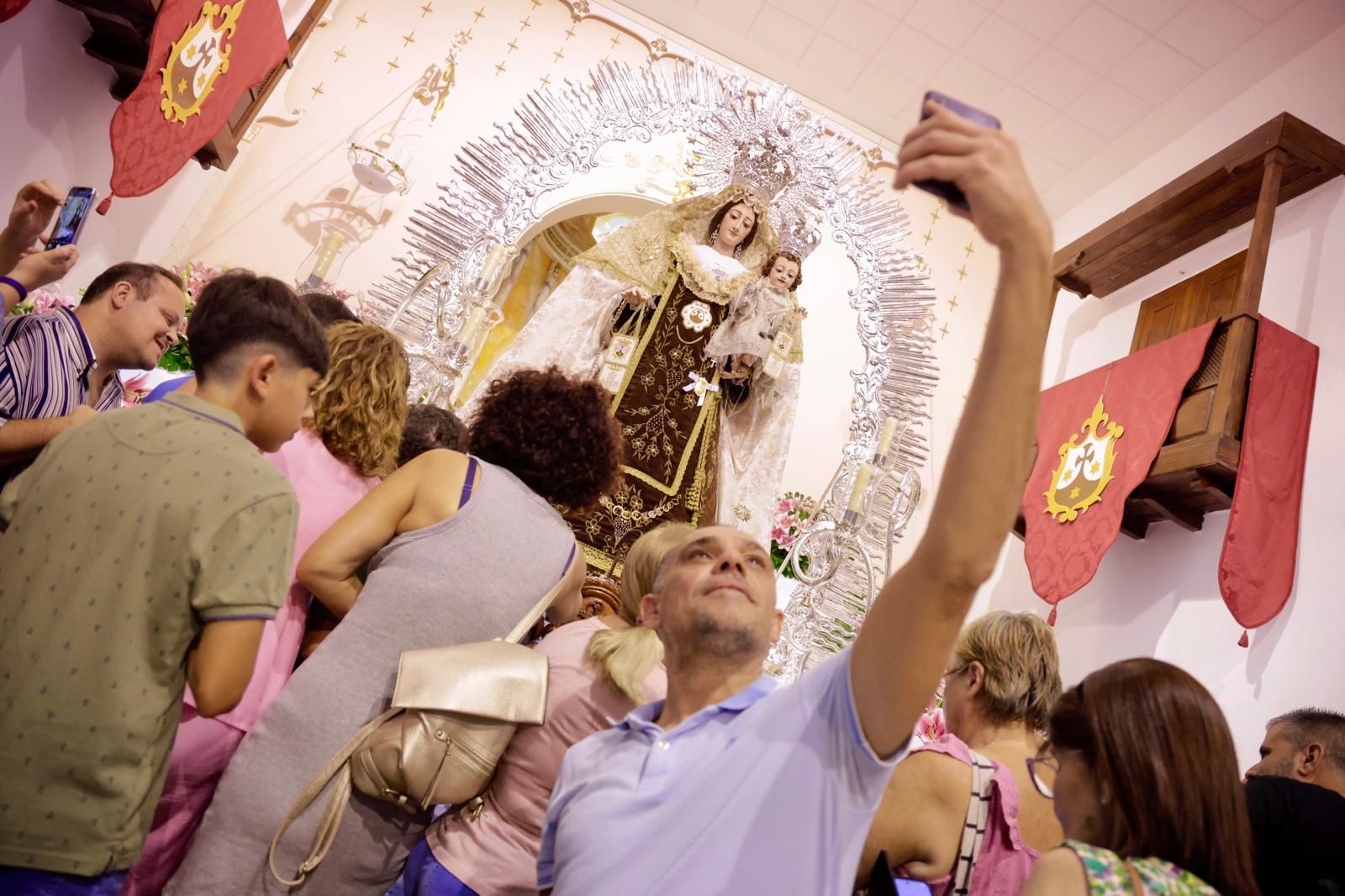 La Isleta baja a la Virgen del Carmen de su camarín