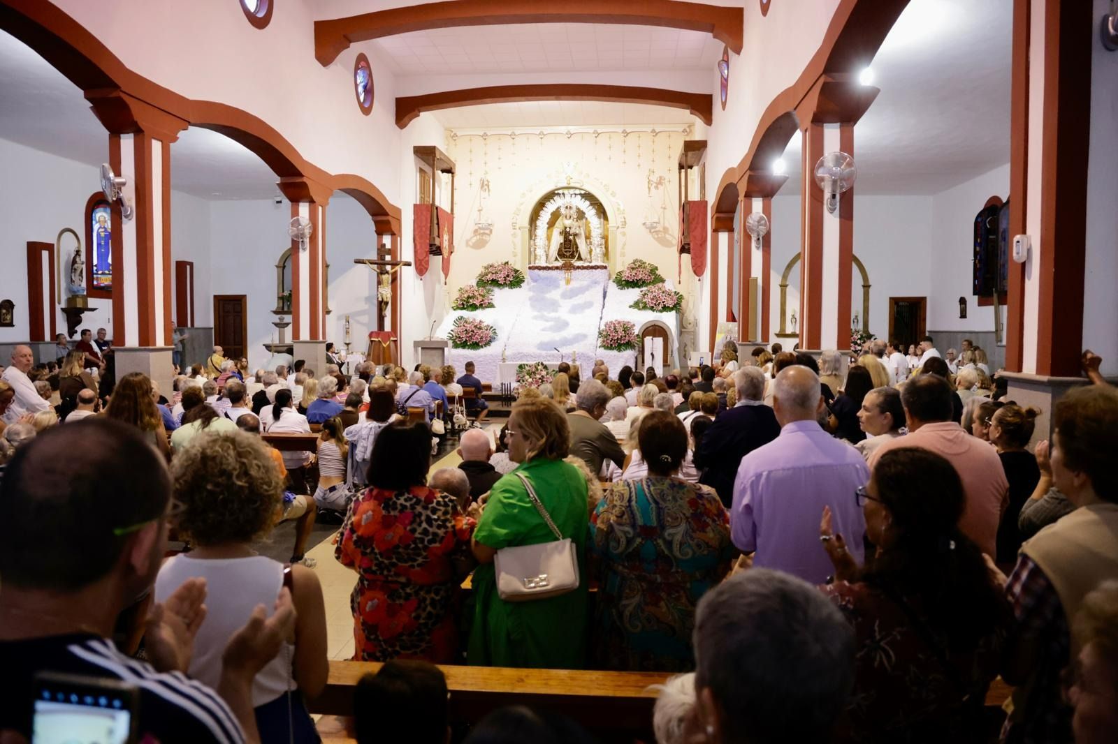 La Isleta baja a la Virgen del Carmen de su camarín