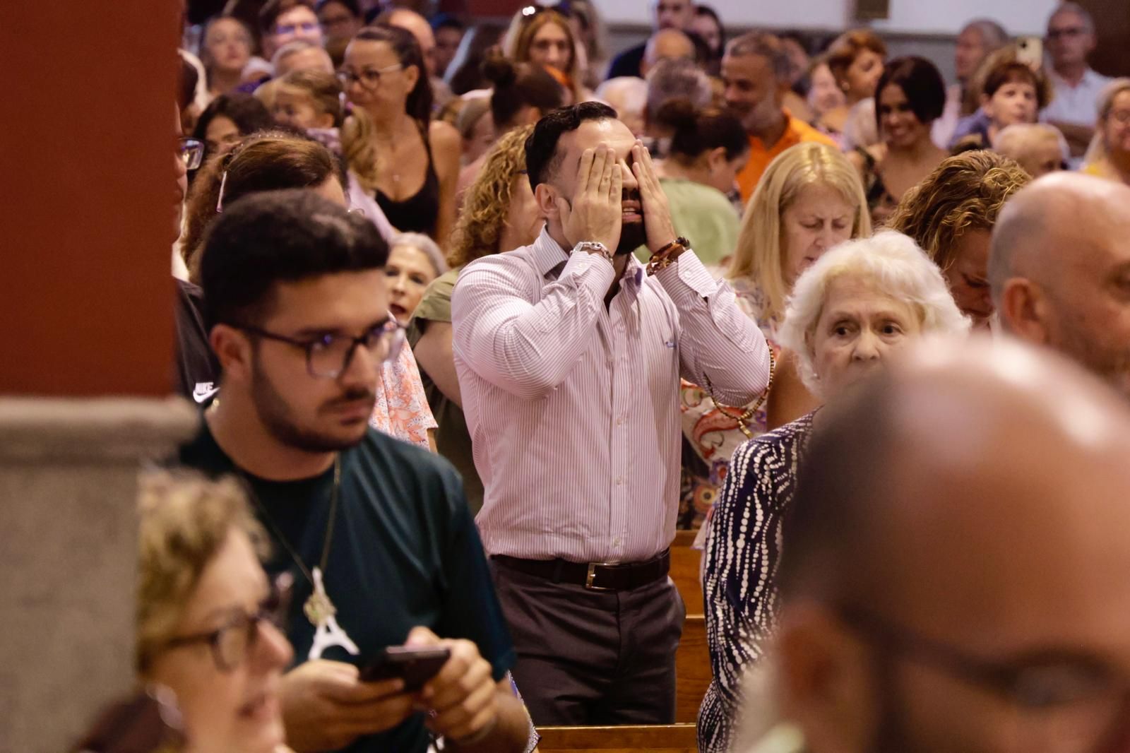 La Isleta baja a la Virgen del Carmen de su camarín