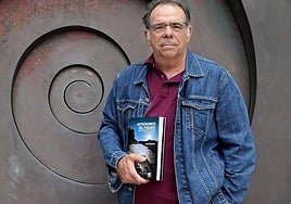 Luis Socorro, con un ejemplar de su libro.