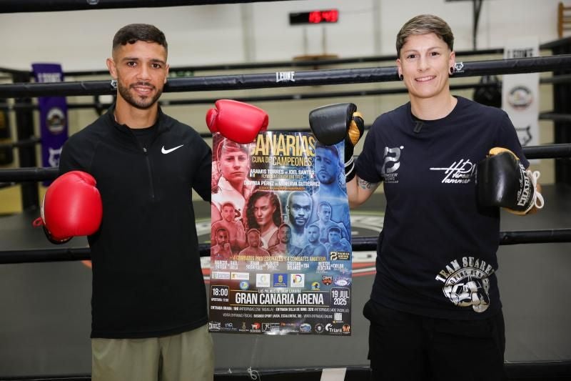 Aramis Torres y Davinia Pérez posan con el cartel de la velada en la que serán protagonistas.