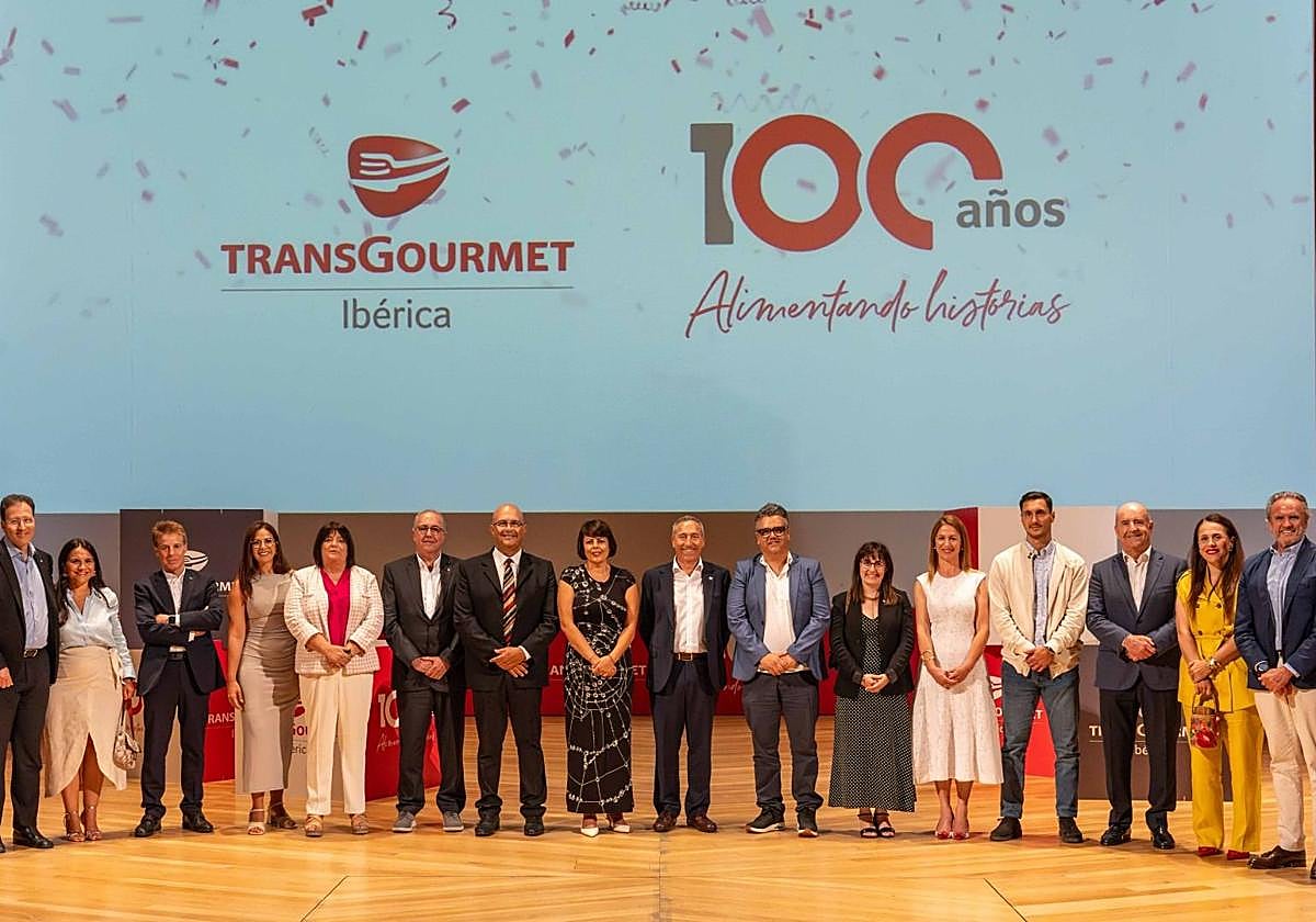 Foto de familia tras el acto este domingo en el Auditorio Alfredo Kraus.