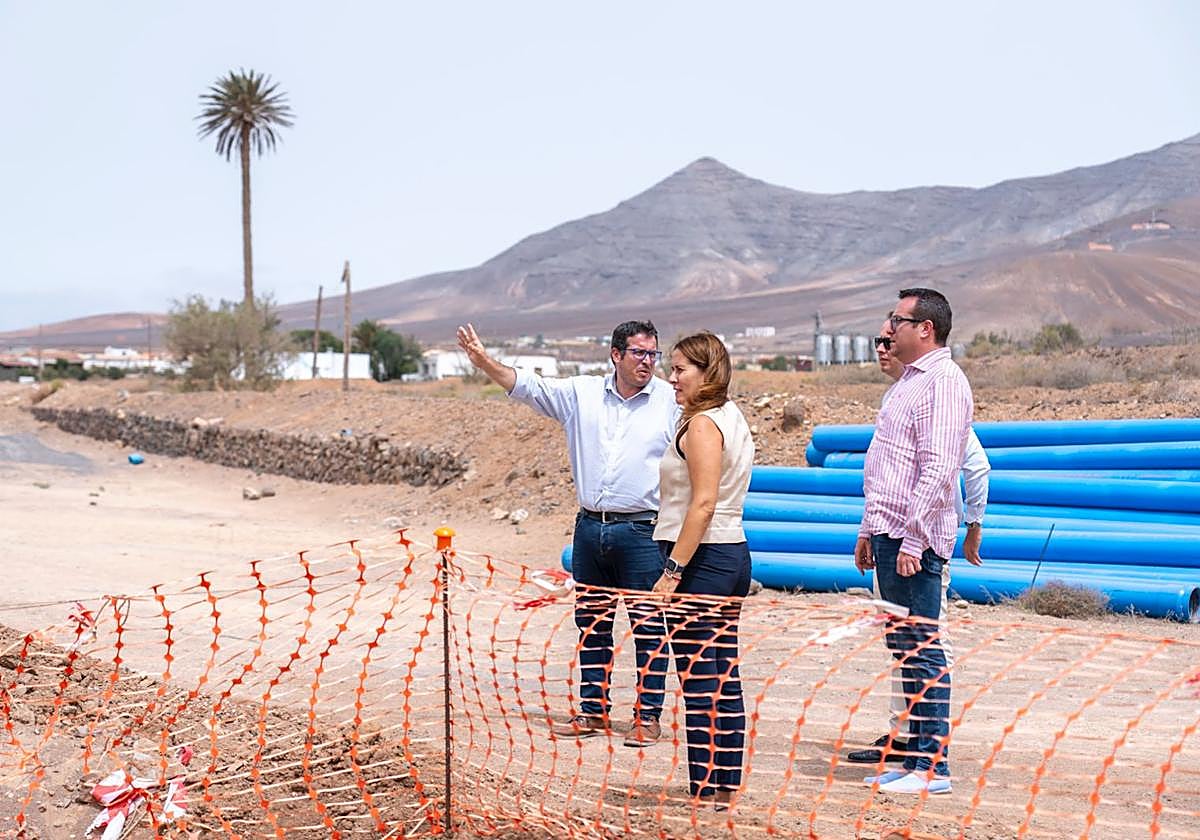 El alcalde David de Vera, en la obra de la nueva tubería del CAAF a su paso por Tesjuate, con la presidenta Lola García y el consejero de Aguas, Adargoma Hernández.