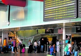 Imagen de archivo de un aeropuerto de las islas con un panel informativo de vuelos con retrasos.