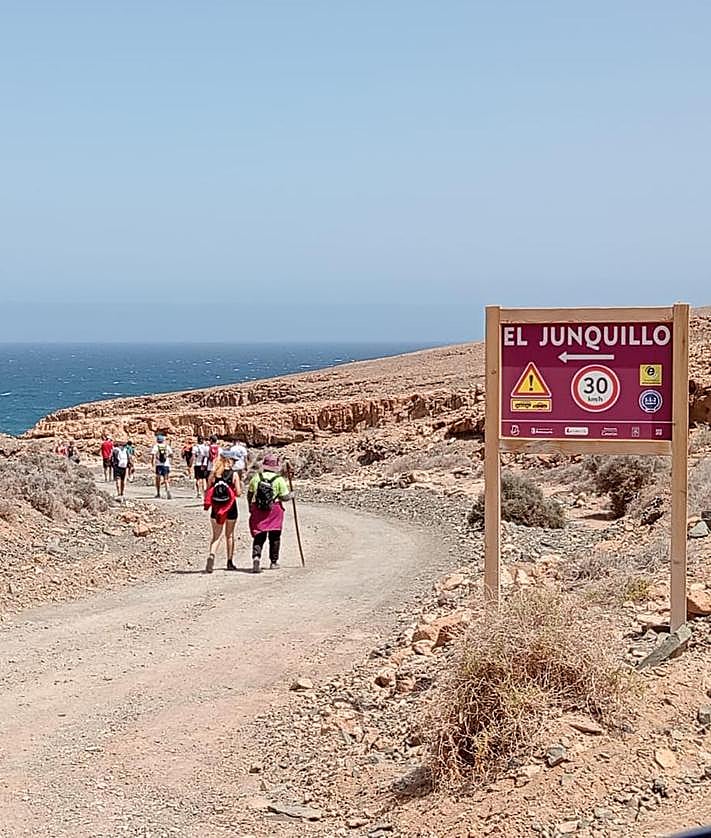 Imagen secundaria 2 - Distintos momentos de la caminata medio ambiental a El Junquillo, en la costa de Betancuria.