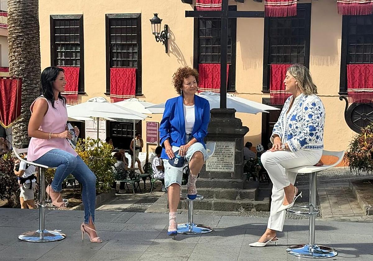 La administradora general de RTVC, María Méndez (derecha), se ha trasladado este martes a Santa Cruz de La Palma para presentar la programación especial del canal público