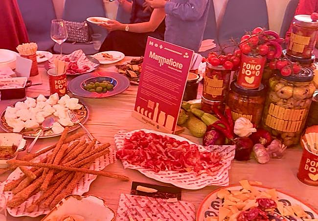 picoteo ofrecido en el evento