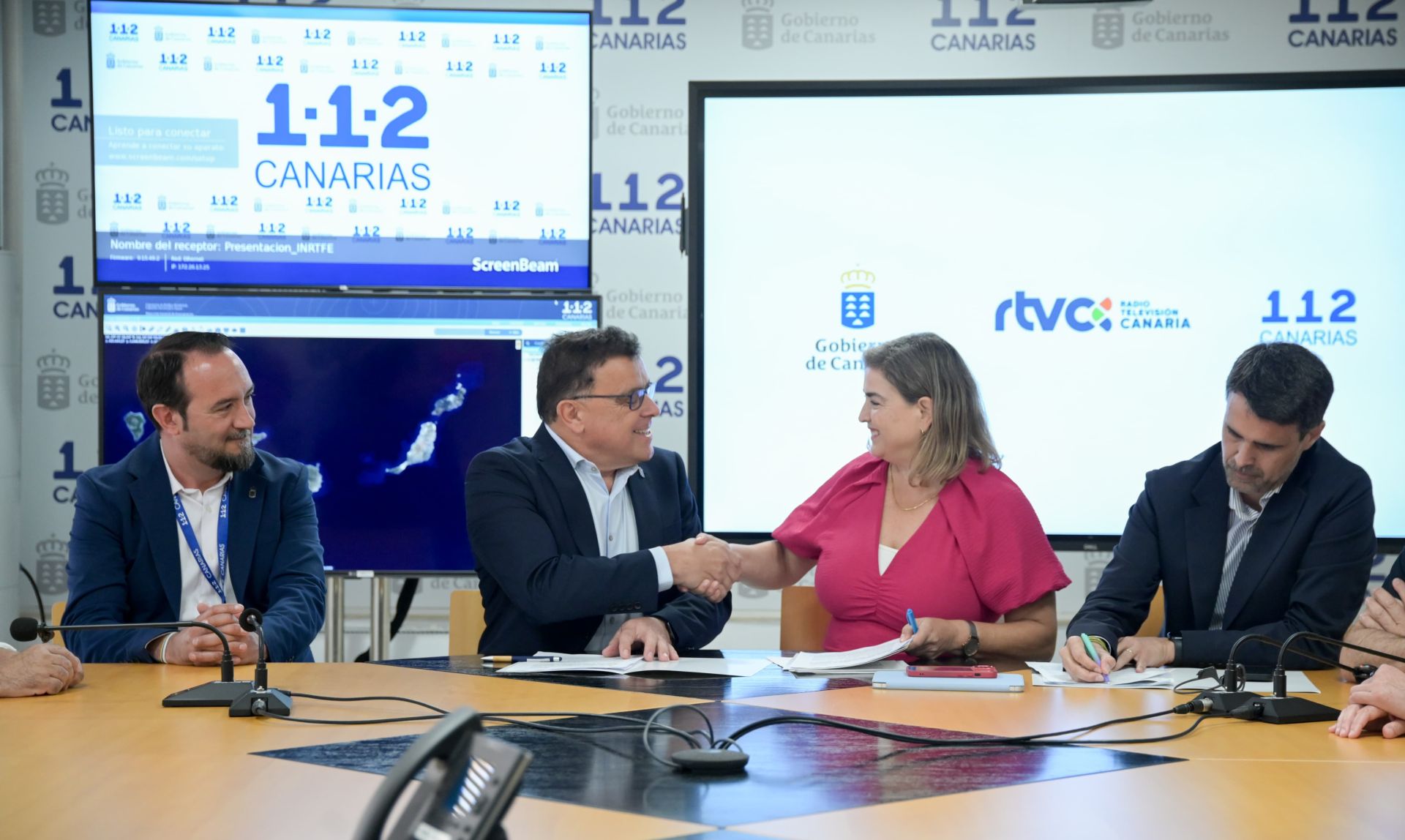 El consejero Manuel Miranda y la administradora general de RTVC, María Méndez, durante la firma del acuerdo.