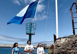 Agaete iza la Bandera Azul por quinto año consecutivo en la playa de Las Nieves