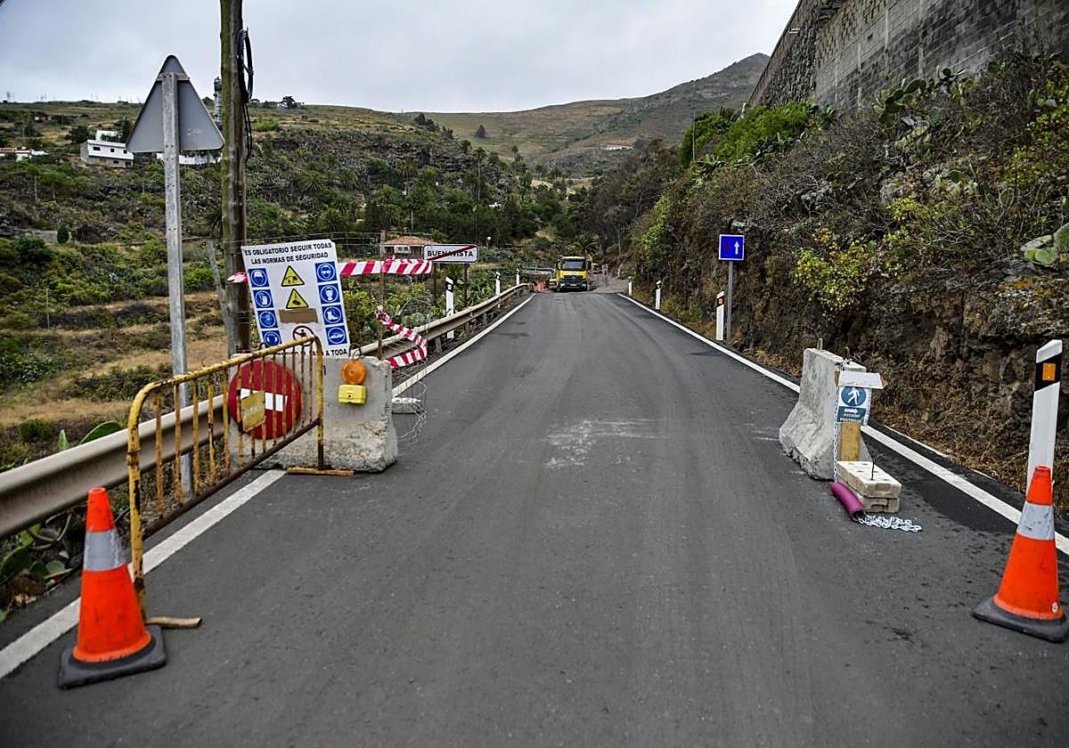 Imagen de los trabajos que se ejecutan en la carretera GC-220, en Gáldar.
