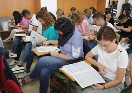 Foto de archivo de aspirantes en unas oposiciones de Enfermería.
