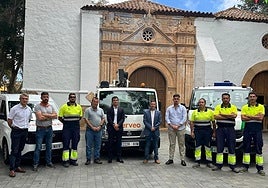 El alcalde Alejandro Jorge, el concejal Pepe Díaz y Juan Manuel Cerezo, responsable de la adjudicataria del servicio, con el nuevo personal y los nuevos vehículos.