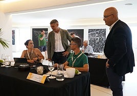 El consejero regional Narvay Quintero y Luis Arráez (ICCA) departen con el jurado.