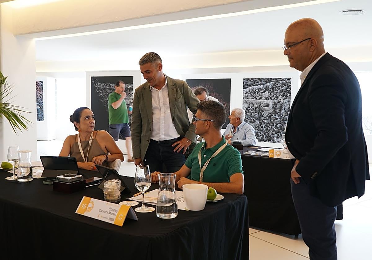 El consejero regional Narvay Quintero y Luis Arráez (ICCA) departen con el jurado.