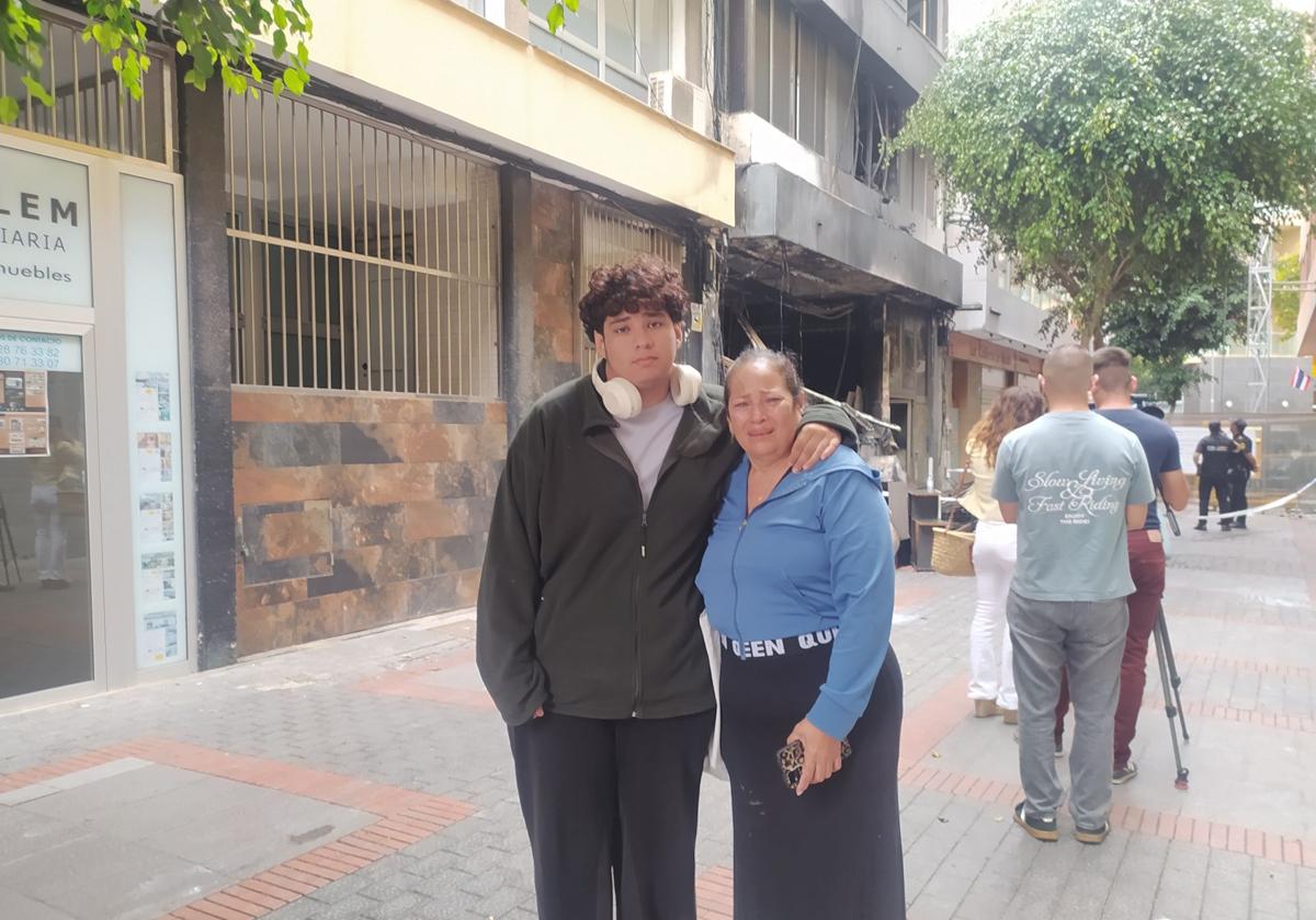 Mariela con su hijo Angell, ante el edificio afectado por el incendio.