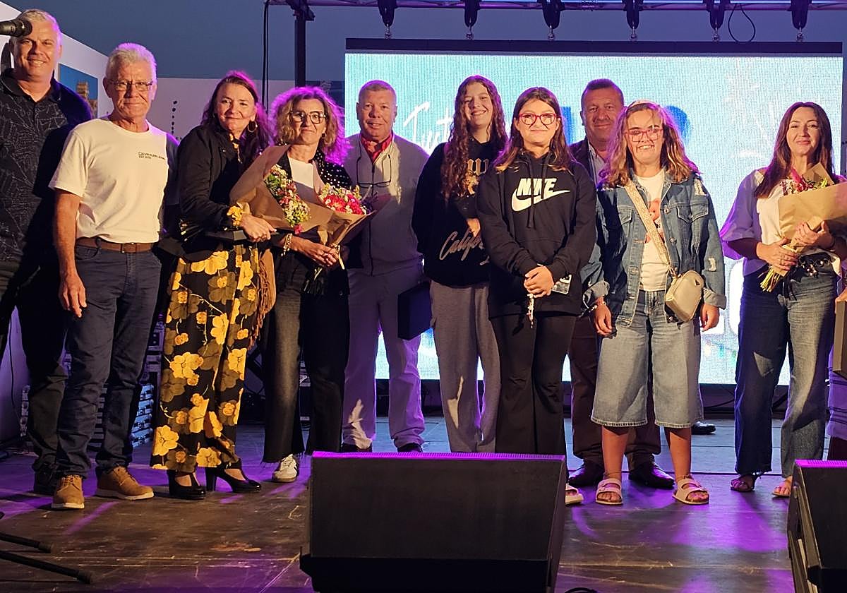 La familia Herrera Domínguez, sobre el escenario de las fiestas de Las Salinas que resistió, no como la de aquella primera fiesta que se vino abajo.