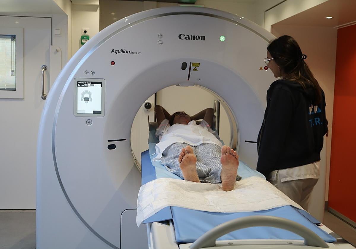 Primera paciente del TAC portátil de alta gama.