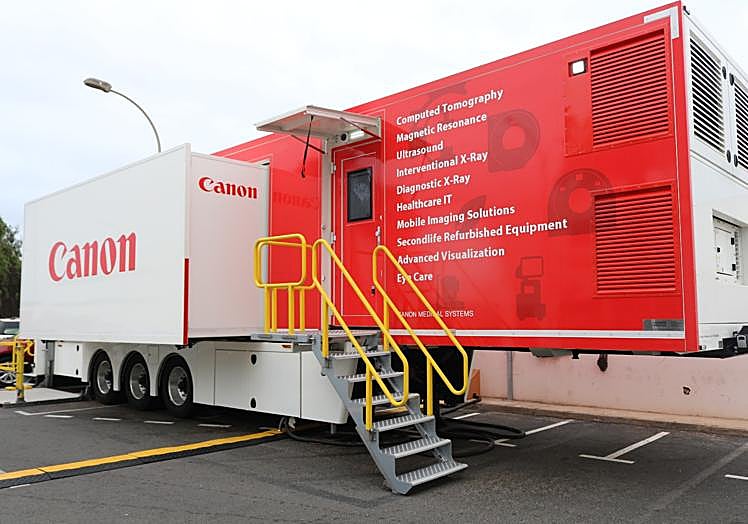 Exterior e interior del TAC portátil que funciona en el hospital lanzaroteño.