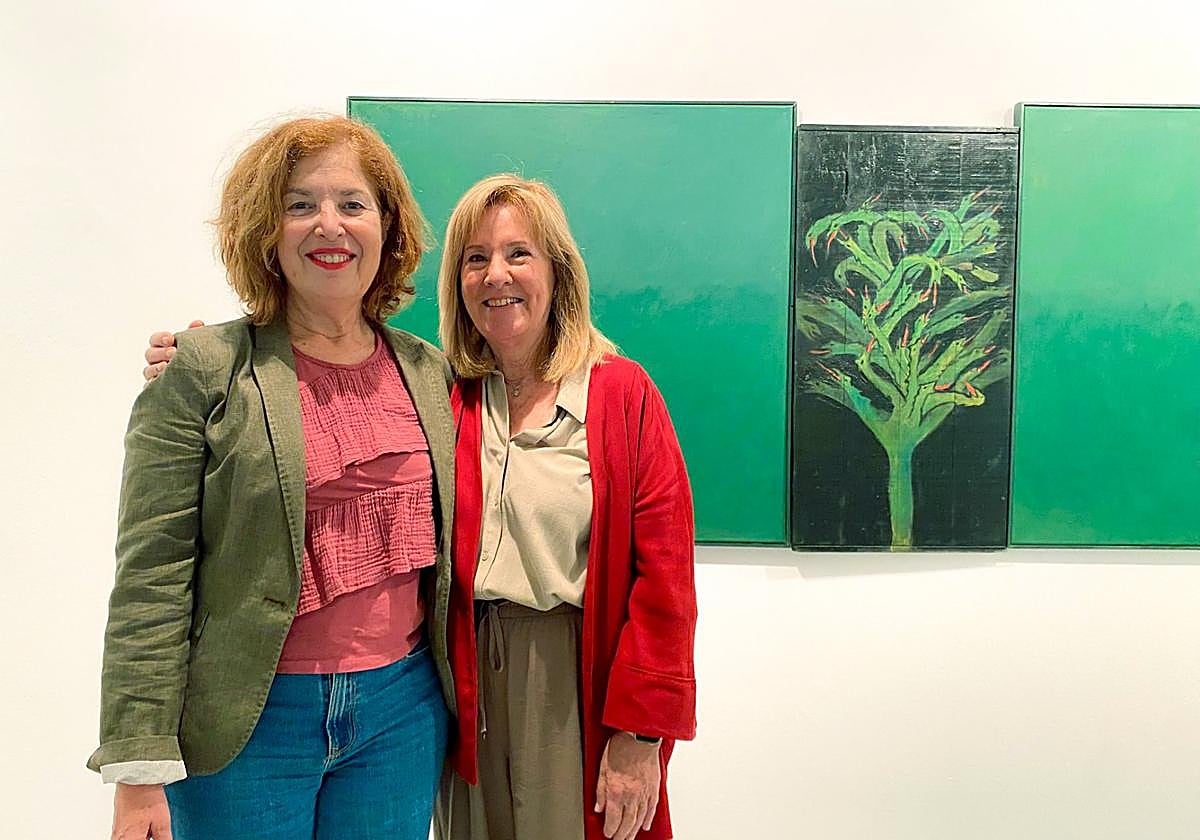 Ángeles Alemán (izquierda) y Marta Mariño, este jueves en La Regenta, junto a una pieza de la segunda.