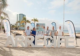 El alcalde Yonathan de León y Oscar López, edil de Actos y Eventos, entre otros, en la playa de El Reducto.